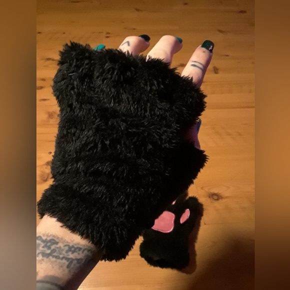 Brand new kitty gloves - Picture 5 of 6